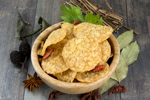 Keripik Tempe Lancar Abadi dalam Mangkuk Kayu